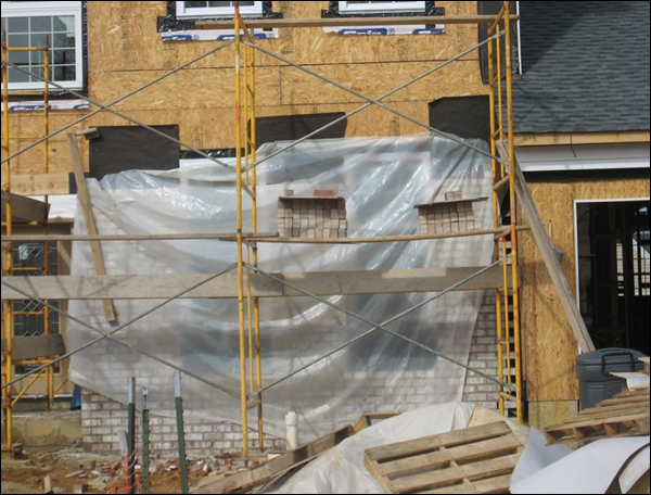 Photo 5: A veneer wall is being attached to the front wall with the use of wall anchors. The sheeting is made of OSB.