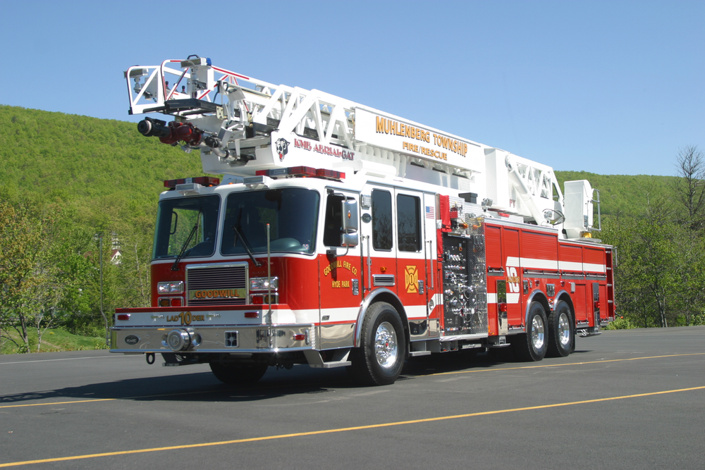 2010 KME 121' REARMOUNT AERIALCAT LADDER