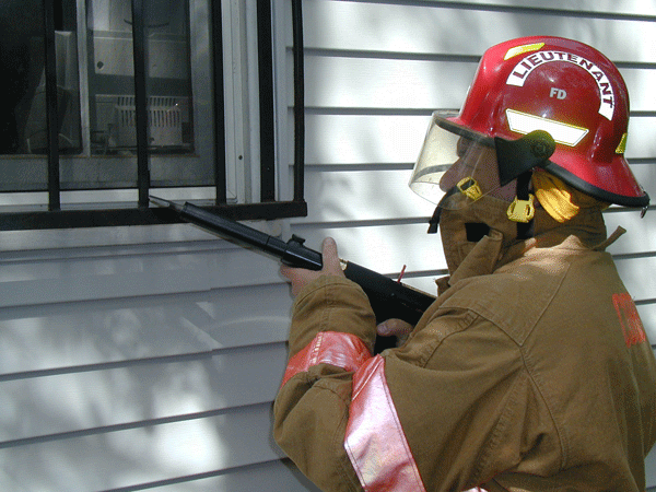 The POW&bull;R&bull;ENTRY breaching tool enables firefighters to safely break through door handles and locks, padlocks and security bars