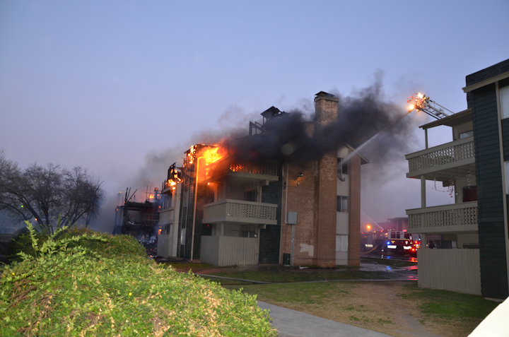 San Antonio Texas Firefighters Battled Wind Fed Apartment Fire