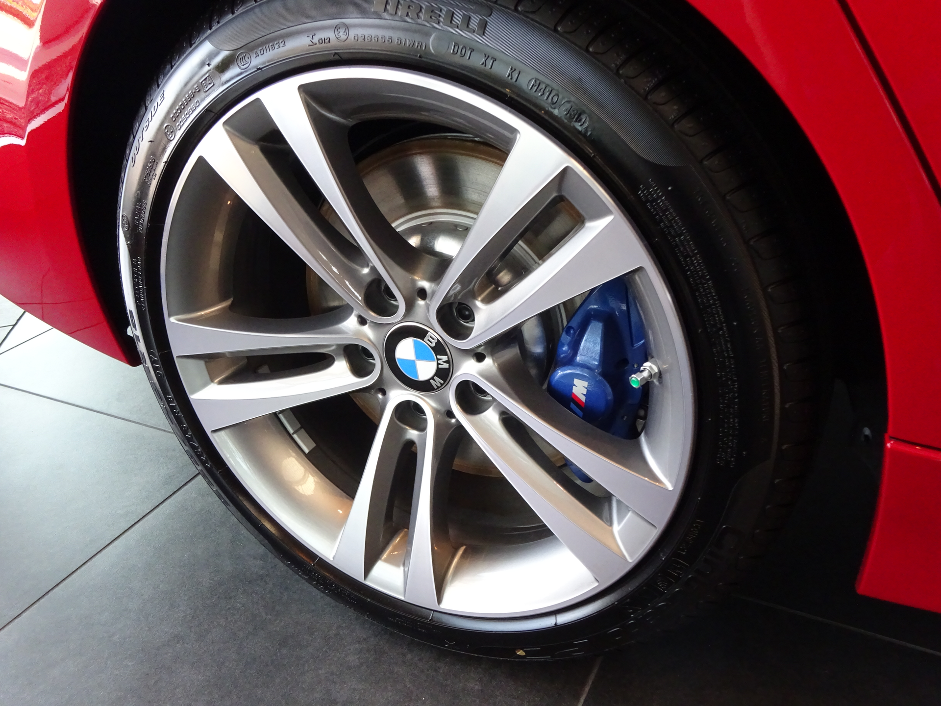 The increasing installation of run-flat tires will challenge rescue personnel not familiar with the difference between run-flats and a conventional tire. When a vehicle has run-flat tires (shown here), it is not practical to expect responders at an incident scene to know that. Although small markings may be present along the sidewall of the tire, no responder is expected to look in that detail at the information on the tire of a crash-damaged vehicle. We just need to know how to get the vehicle stabilized as quickly and efficiently as possible.