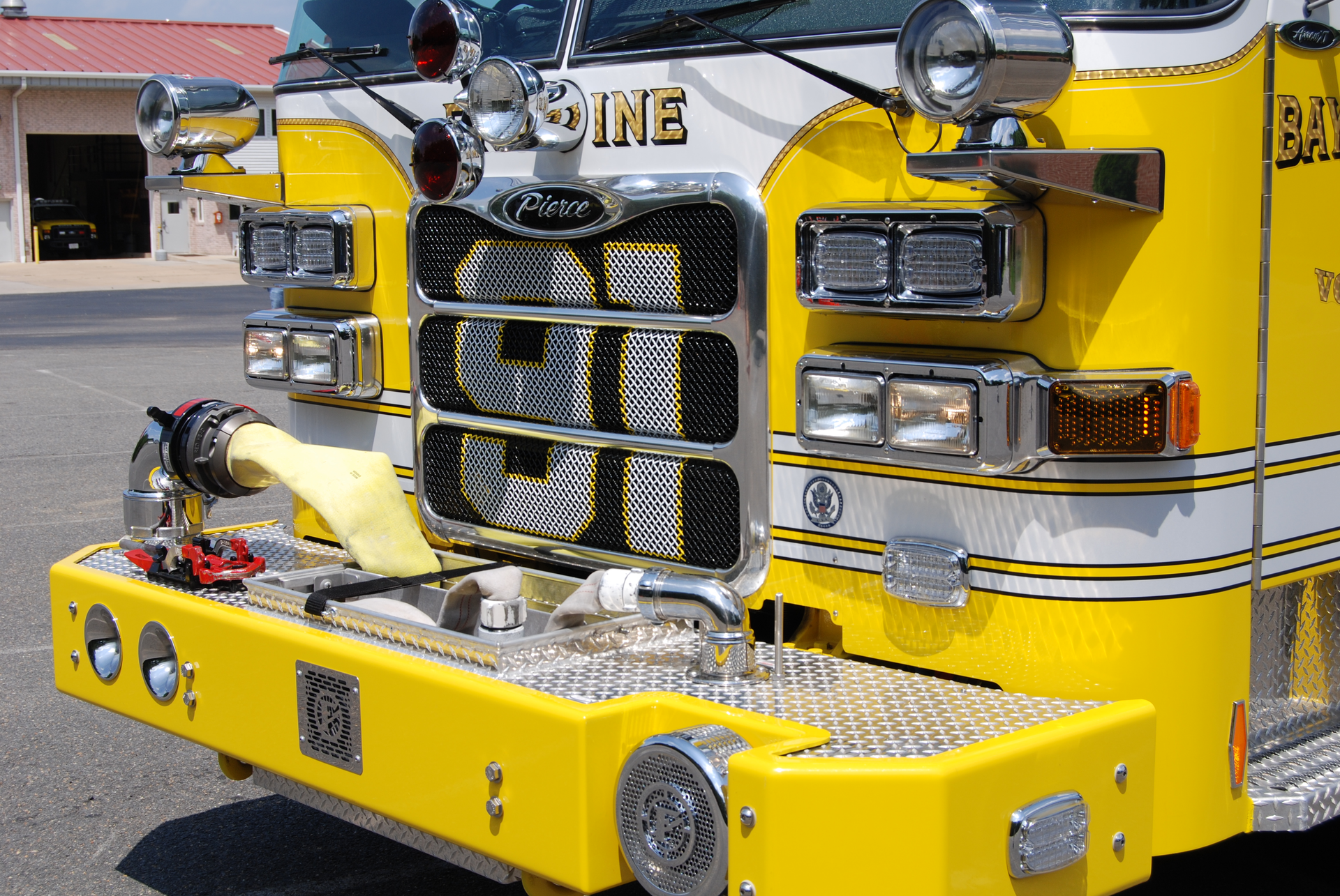 This reinforced steel bumper protects the front suction piping, discharge and hosewell. Note how the mechanical siren is recessed into the bumper with several points where the bumper is bolted to the front extension.