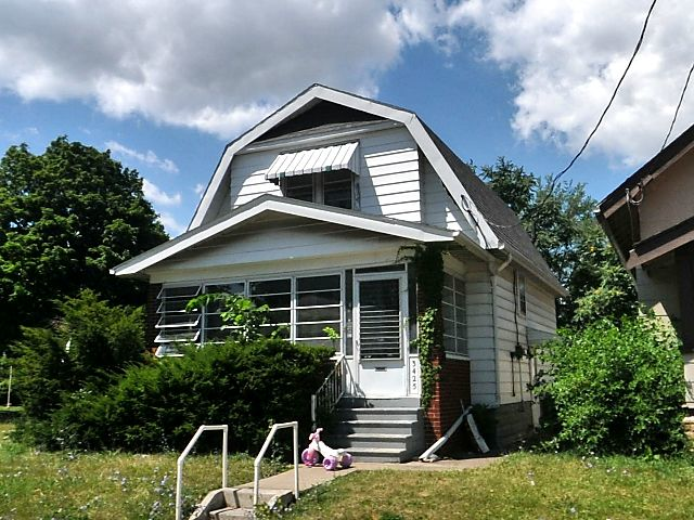 A view of the home to which Dorner and his crew were dispatched&mdash;a one-and-a-half-story, early 1900s house. Upon their arrival, there was light smoke drifting from the eaves.