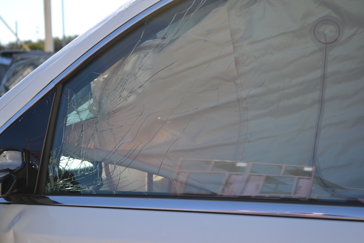 The driver’s door-window glass on this 2017 Chevrolet Tahoe is laminated safety glass. During your window size-up, telltale signs that you must look for include the large cracks in the glass. These stress cracks indicate that that you are dealing with laminated glass, not tempered glass.
