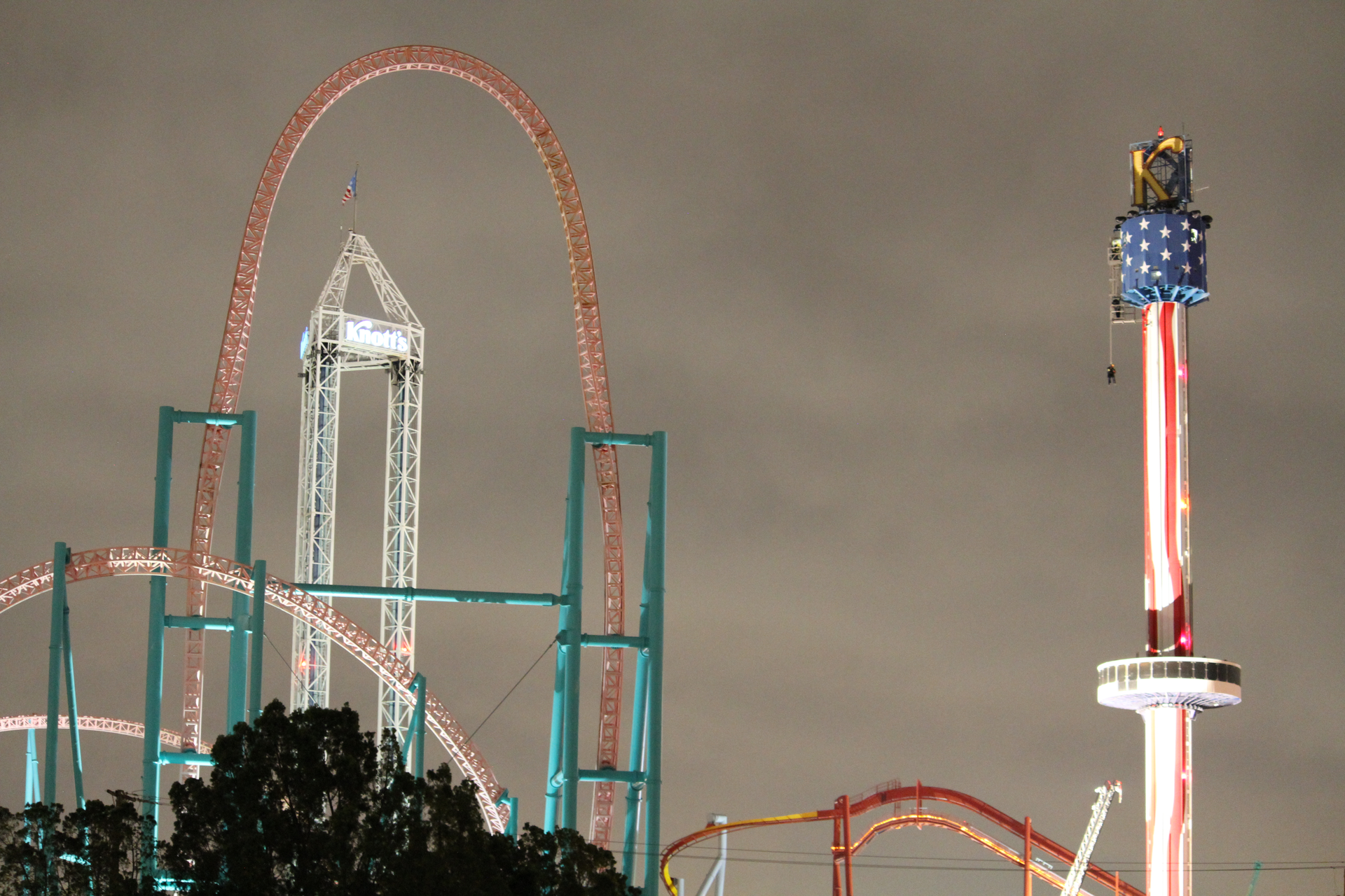 OCFA crews conducted a complex lowering operation to rescue 21 people stranded in the Sky Cabin observation deck at Knott&rsquo;s Berry Farm, a popular amusement park in Southern California. The ride is essentially a large donut-shaped room that rotates 360 degrees and moves vertically about a fixed center pole.