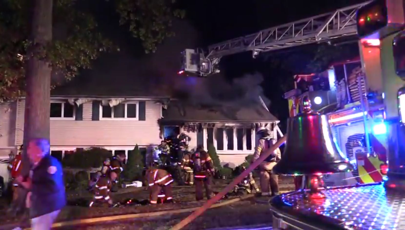 Wayne NJ Firefighters At Work During House Fire - Firefighter Video ...