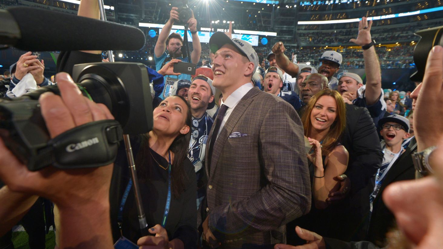 The Dallas Cowboys' 19th overall selection, Boise State linebacker Leighton Vander Esch, takes photos with fans during the NFL Draft at AT&T Stadium in Arlington, TX, on Thursday, April 26, 2018.