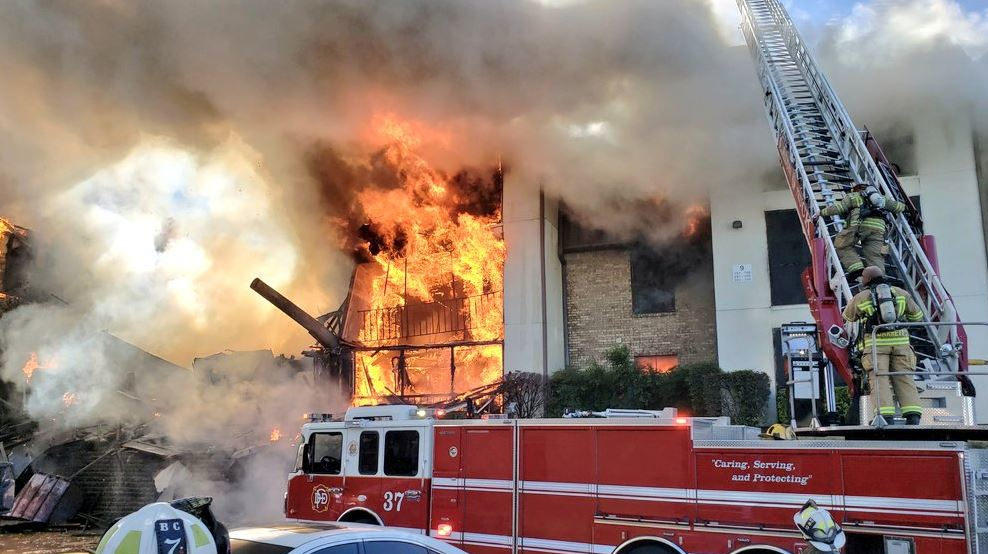 Dallas firefighters on scene during a condo building fire on Tuesday, Nov. 27, 2018.