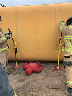 If using two high-lift jacks, be sure to coordinate the operation. If using two high-lift jacks, be sure to coordinate the operation.