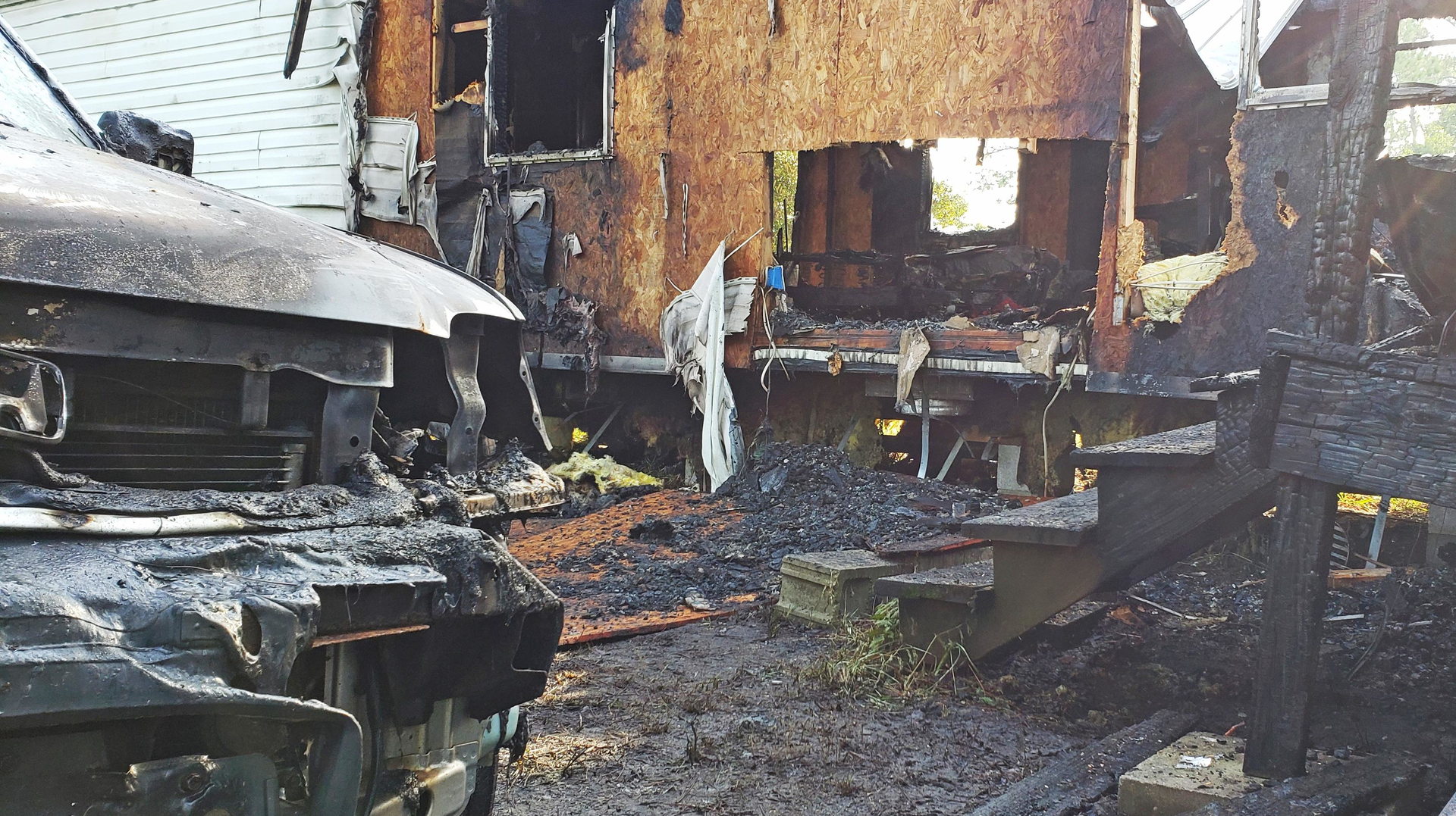 One Killed in Blaze that Guts FL Mobile Home Firehouse