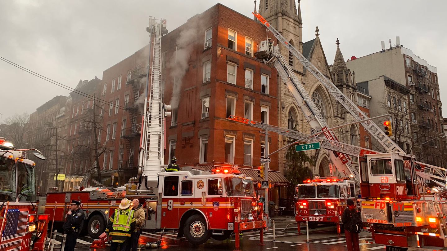 New fire. Пожарный Департамент Нью-Йорка. FDNY США. Фаер Департамент Нью Йорк. Манхеттен у пожарных.