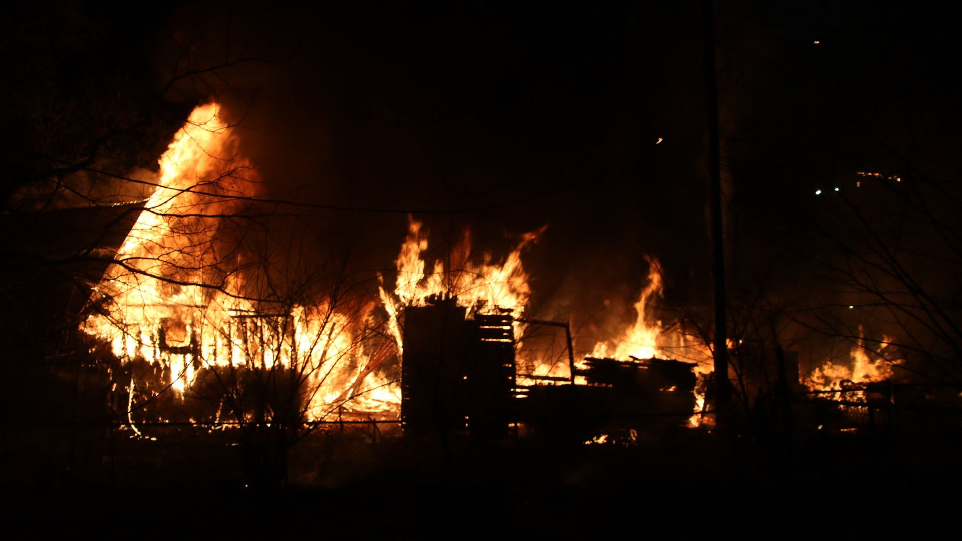 A St. Paul, MN, firefighter was injured early Tuesday after battling a blaze caused by the apparent explosions of aerosol cans or propane tanks, damaging four garages and two homes.