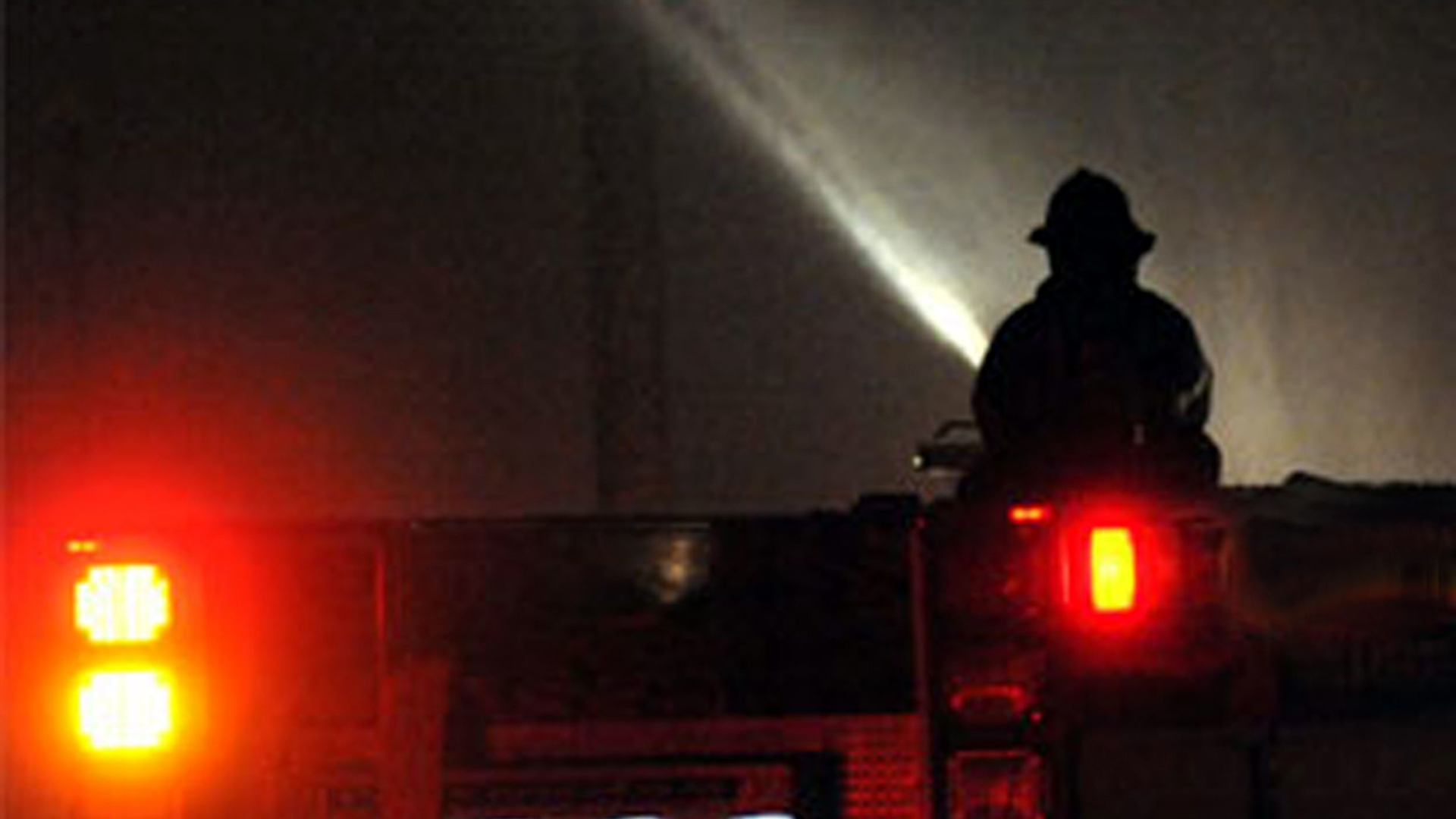 Us News Firefighters Battle Rooftop Warehouse Blaze Aa 5e90a7c67ce6e