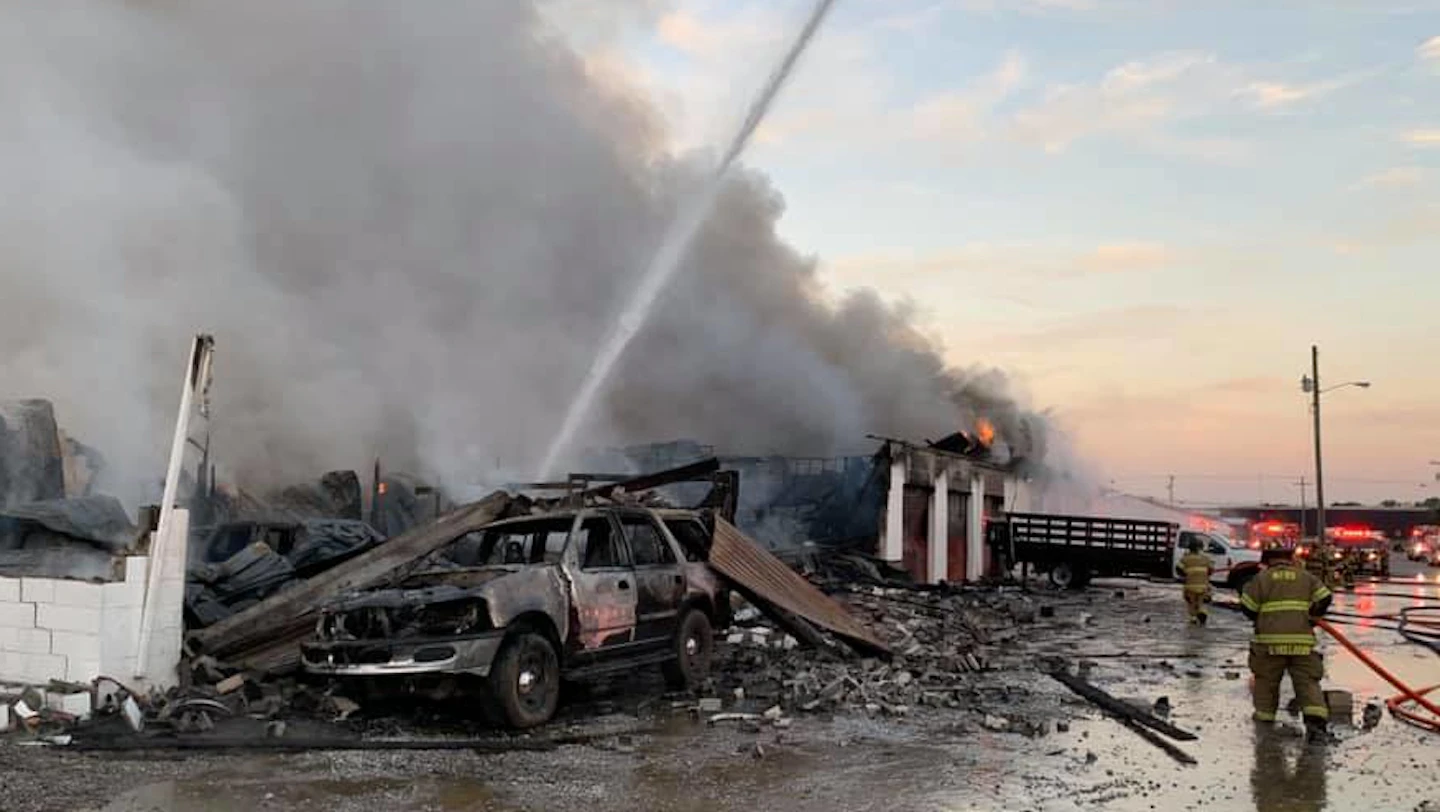 2 TN FIREFIGHTERS BY WALL COLLAPSE AT FIRE | Firefighter Close Calls ...