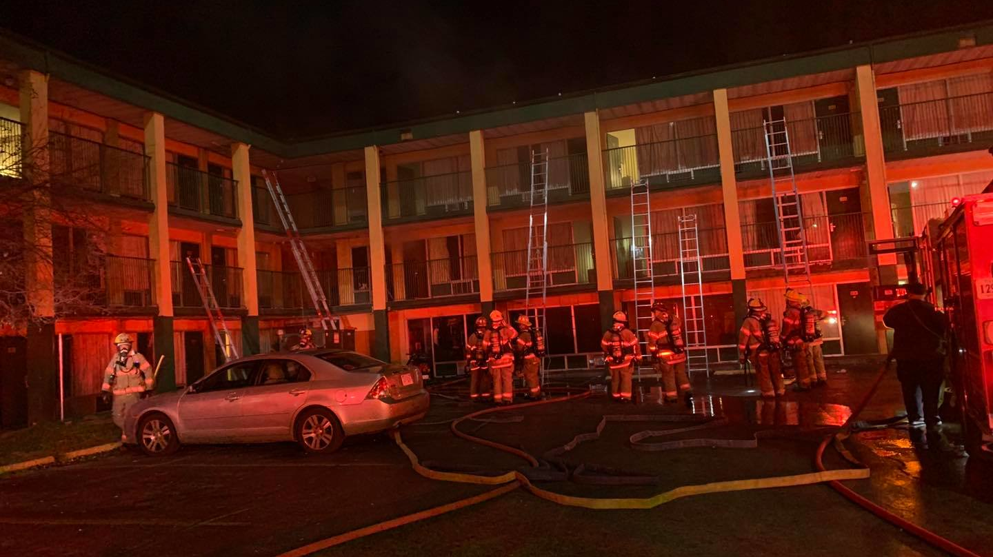 A Roanoke, VA, suffered a minor injury while battling a two-alarm hotel blaze Saturday.