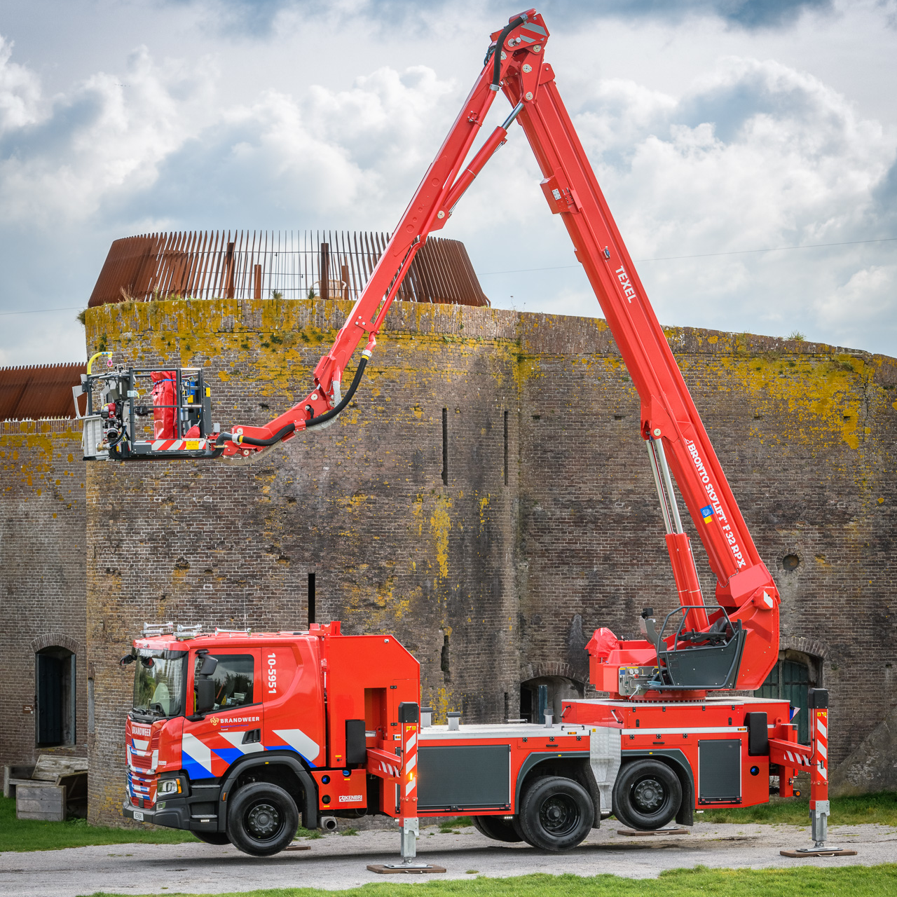 Bronto Skylift Delivers New Aerial Platform To Netherlands Fire Brigade ...