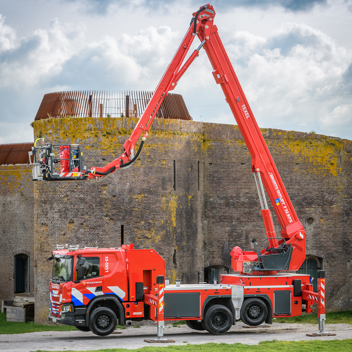 Bronto Skylift Delivers New Aerial Platform to Netherlands Fire Brigade ...