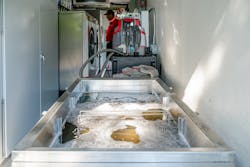 The interior of an MEU houses two extractors, a tumble dryer, two drying cabinets and an ultrasonic cleaning tank (foreground). The latter is used to clean helmets, boots, air packs and hand tools, among others. The interior of an MEU houses two extractors, a tumble dryer, two drying cabinets and an ultrasonic cleaning tank (foreground). The latter is used to clean helmets, boots, air packs and hand tools, among others.