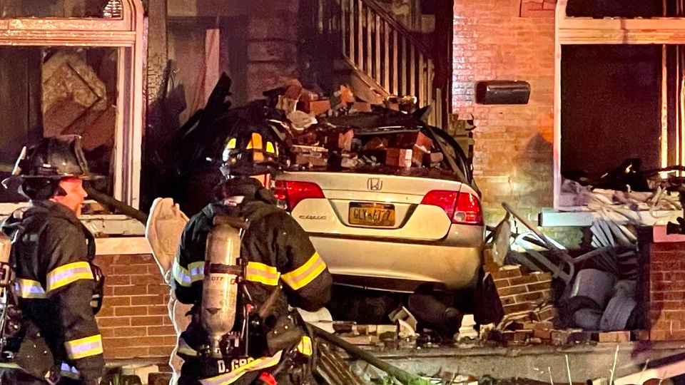20210914 Amx Us News Car Slams Into Empty Allentown 1 Ext 61409c76e5775