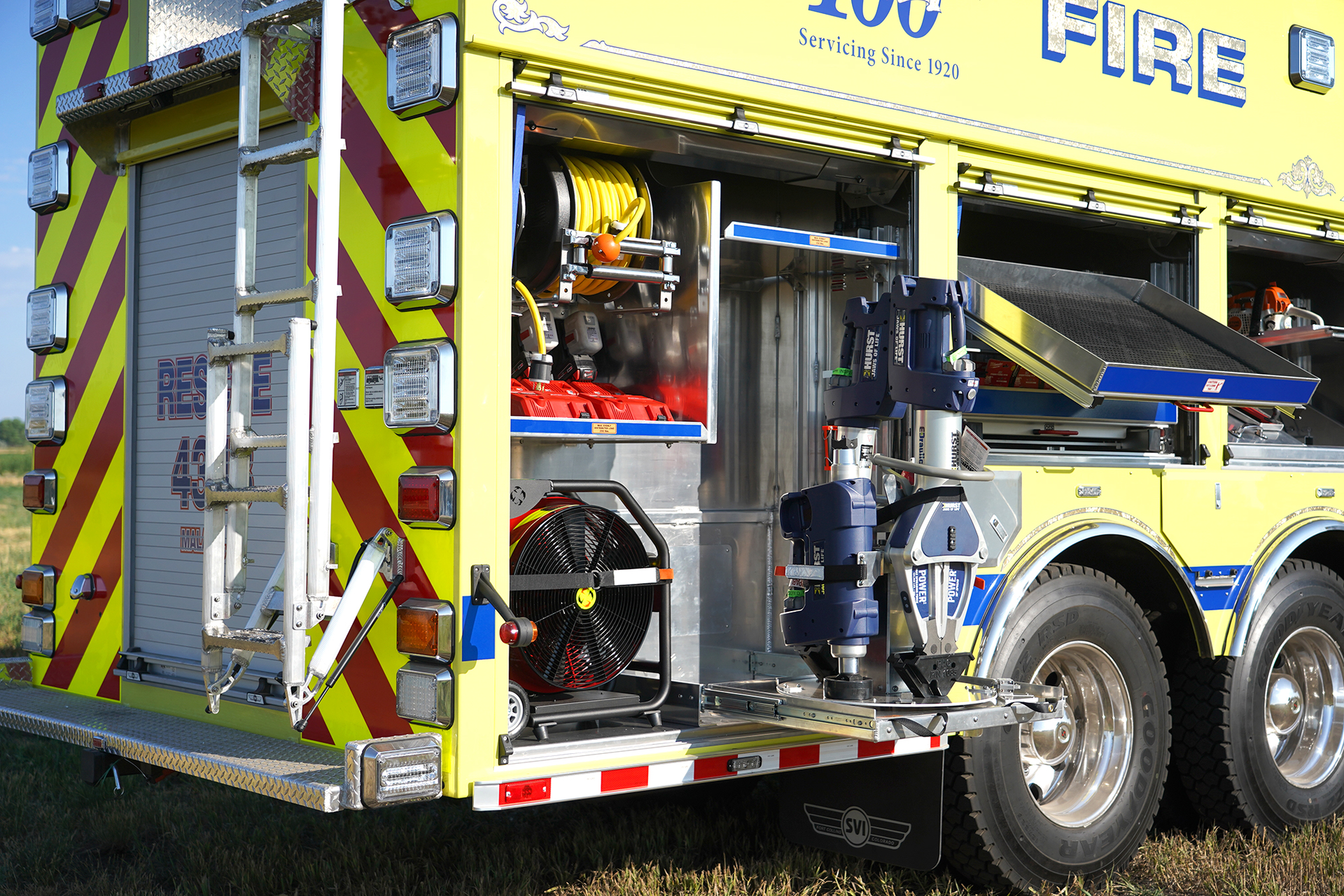 A compartment on the Malaga, NJ, Volunteer Fire Company&rsquo;s heavy rescue exemplifies the use of rotating trays (aka Lazy Susans). Here, the rotating tray includes a four-sided vertical column to accommodate four rescue tools. The base of the rotating tray has four latching locations to lock in each tool.