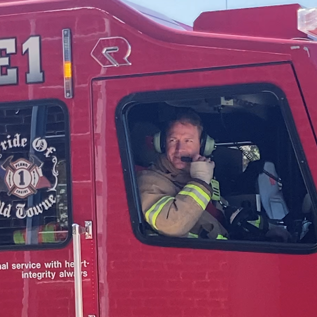 Implementing and reinforcing “communications expectations” helps crews that are on the fireground by establishing standard processes. Here, the first-arriving engine officer gives his size-up. At the author’s department (Plano, TX, Fire-Rescue), the expectation is for the size-up to be a simple snapshot of conditions. For example, “Engine 1’s on scene. We have a two-story house, smoke showing from a window on the Alpha/Bravo corner. I’ll be getting a 360. Make this a working fire.”