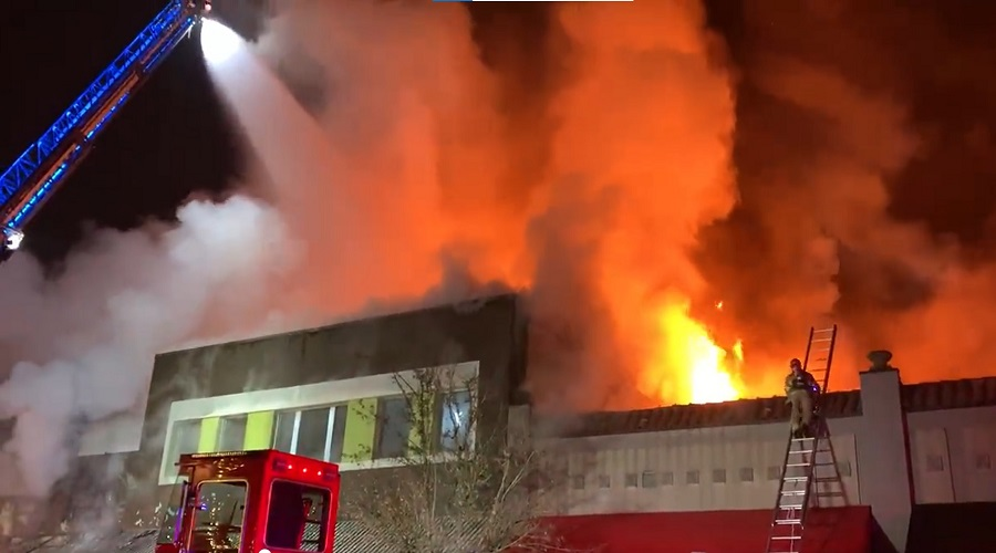 Multiple agencies work to control heavy fire conditions in downtown Hillsboro early Sunday morning.