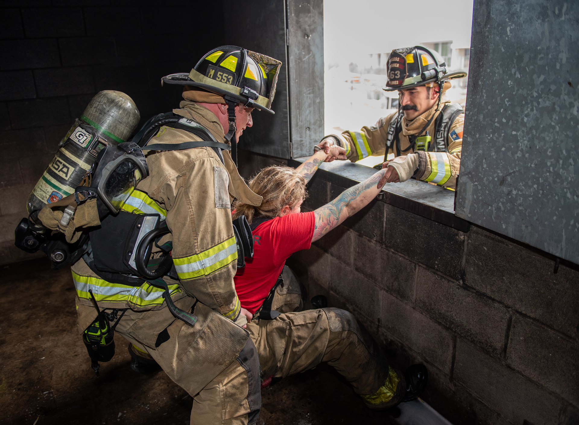 Firefighter pull out someone from a fire.