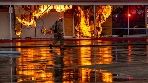 Interpretación Ilustrar terremoto Photos: Las Vegas FFs Battle Blaze at Former Kmart Building | Firehouse