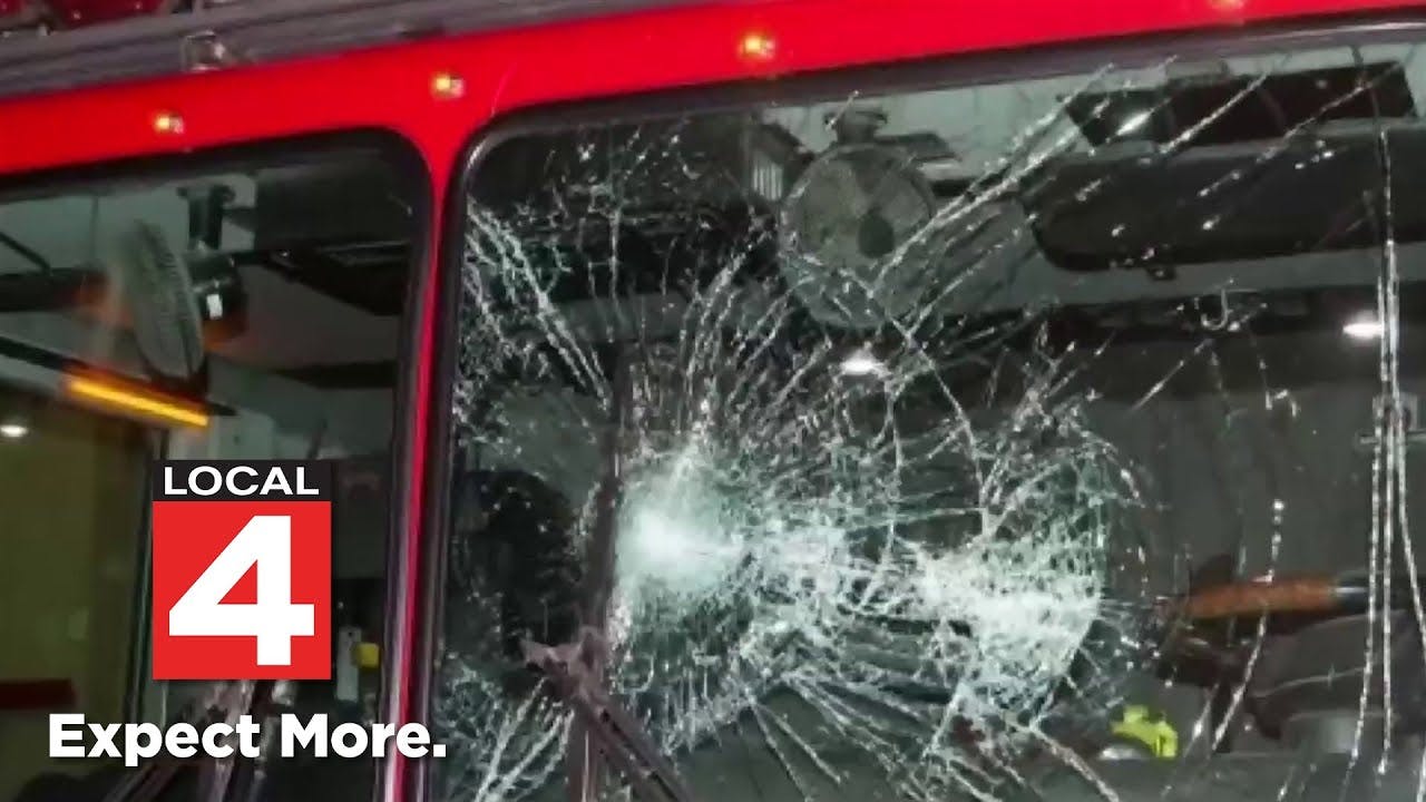 Crowd throws rocks at first responders following crash on Detroit&rsquo;s east side