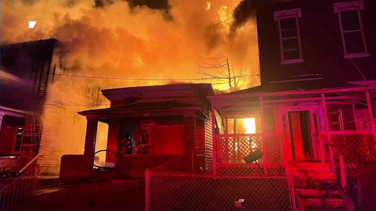 Firefighters battle for an hour to put out 3 houses on fire in Russell neighborhood
