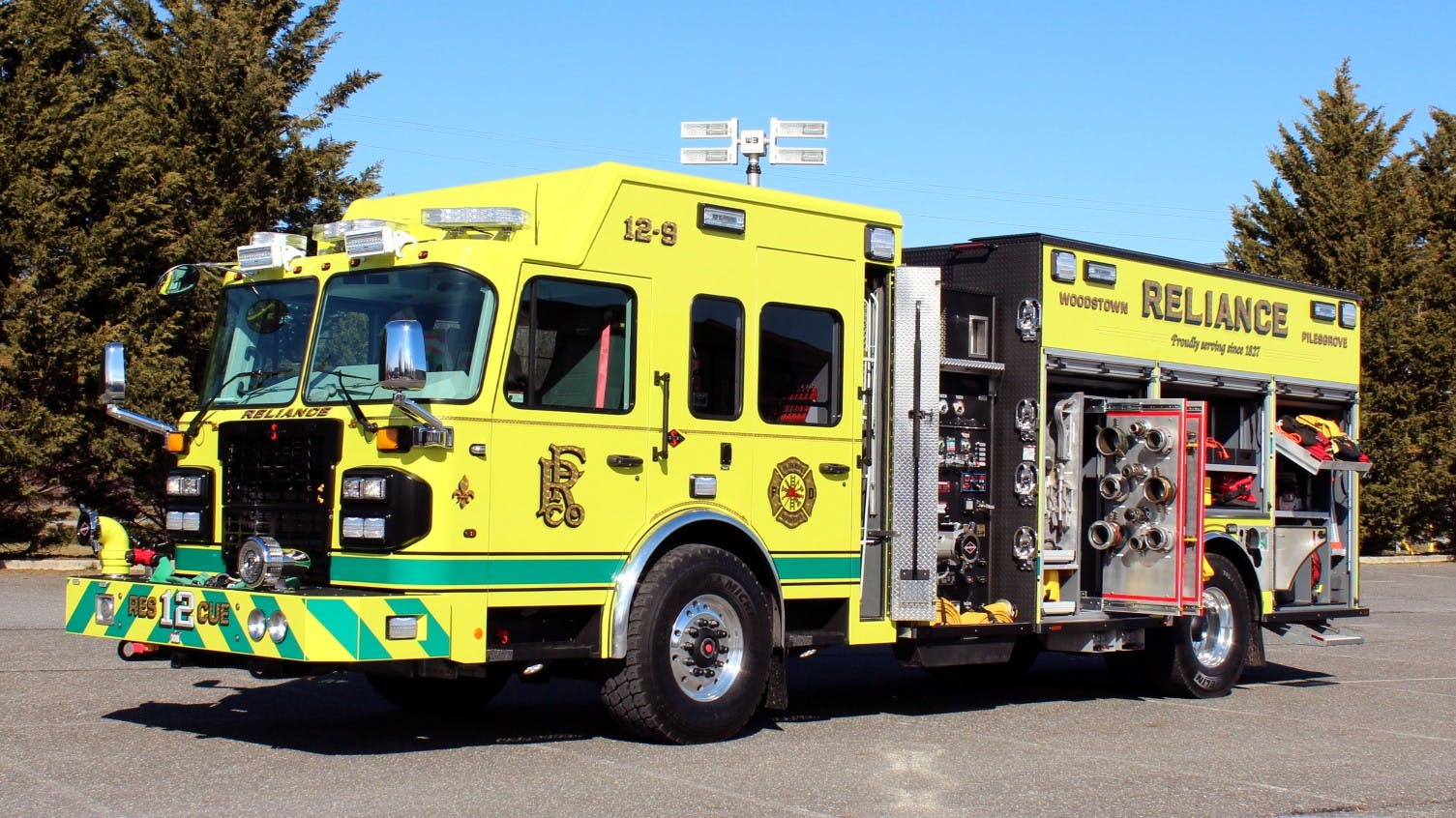 Features include ROM shutters, a Will-Burt Night Scan telescoping light tower, Kussmaul auto-eject battery conditioner, roof-top storage twin front LED brow lights, and a Hannay electric reel.