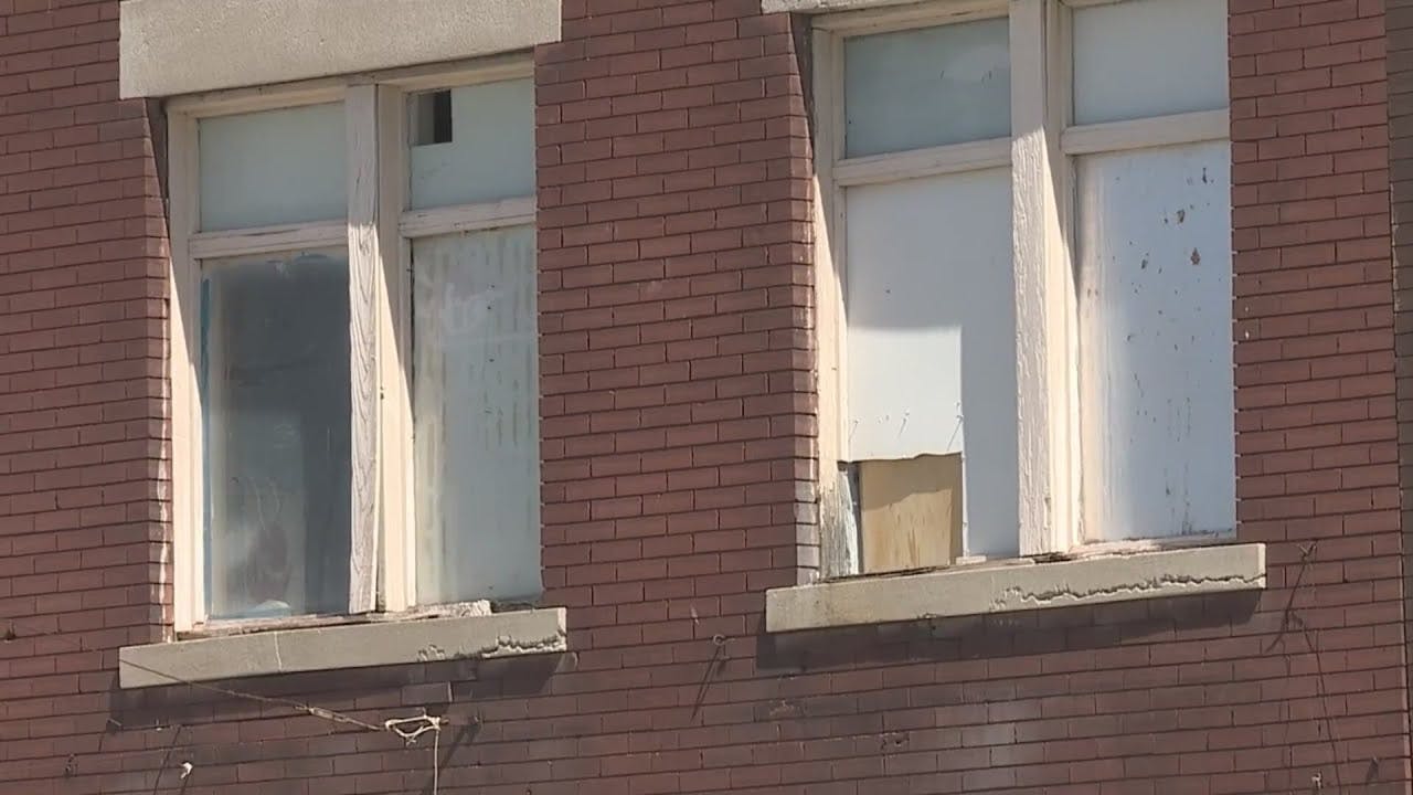 Kansas City Firefighters Rescue Children from Fire Living in abandoned building
