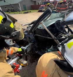 With the spreader and ram in position, displacing the dash is ready to begin. This is a ram-led movement. The spreader tips will fill the space in the relief cut that’s created by the rolling motion of the ram. With the spreader and ram in position, displacing the dash is ready to begin. This is a ram-led movement. The spreader tips will fill the space in the relief cut that’s created by the rolling motion of the ram.