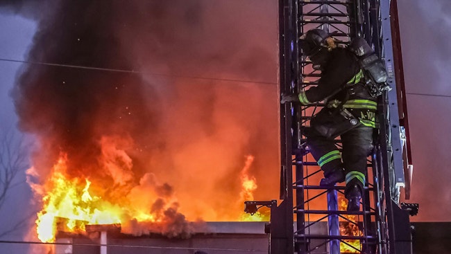 College Park firefighters battled a pre-dawn fire at an apartment complex.