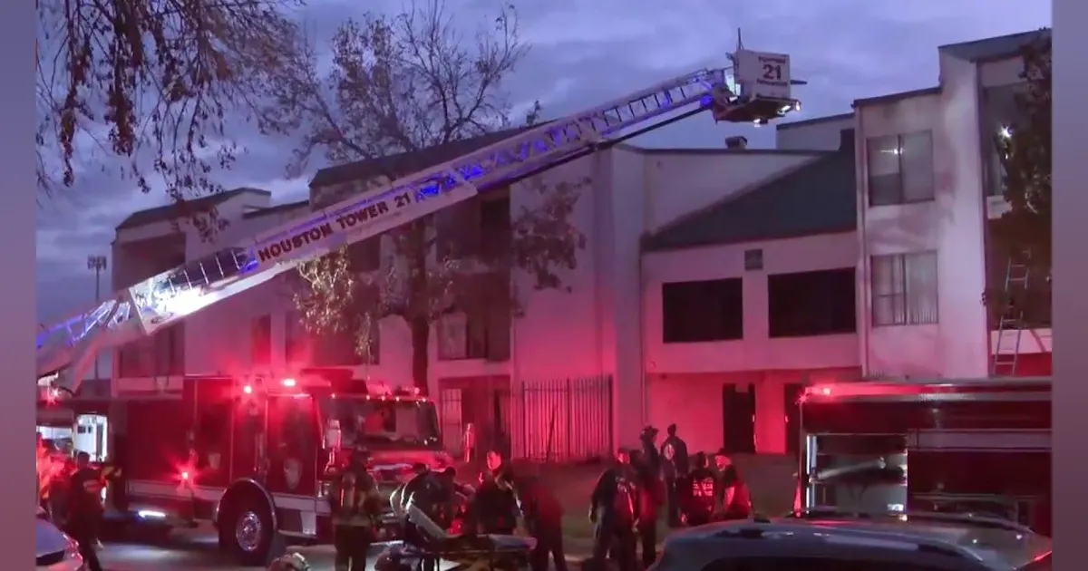Houston Firefighters Battled Apartment Fire | Firehouse