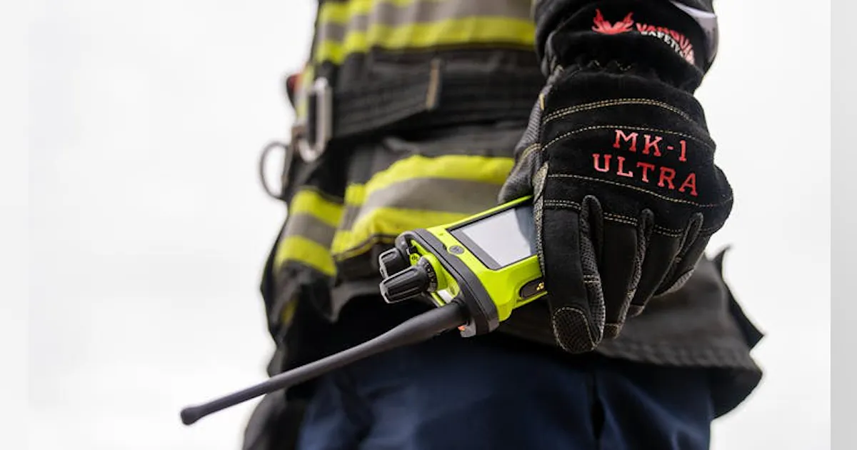 Motorola Solutions’ New Radio Combines Mission-Critical Voice Communications with Smart Applications Motorola Solutions’ New Radio Combines Mission-Critical Voice Communications with Smart Applications