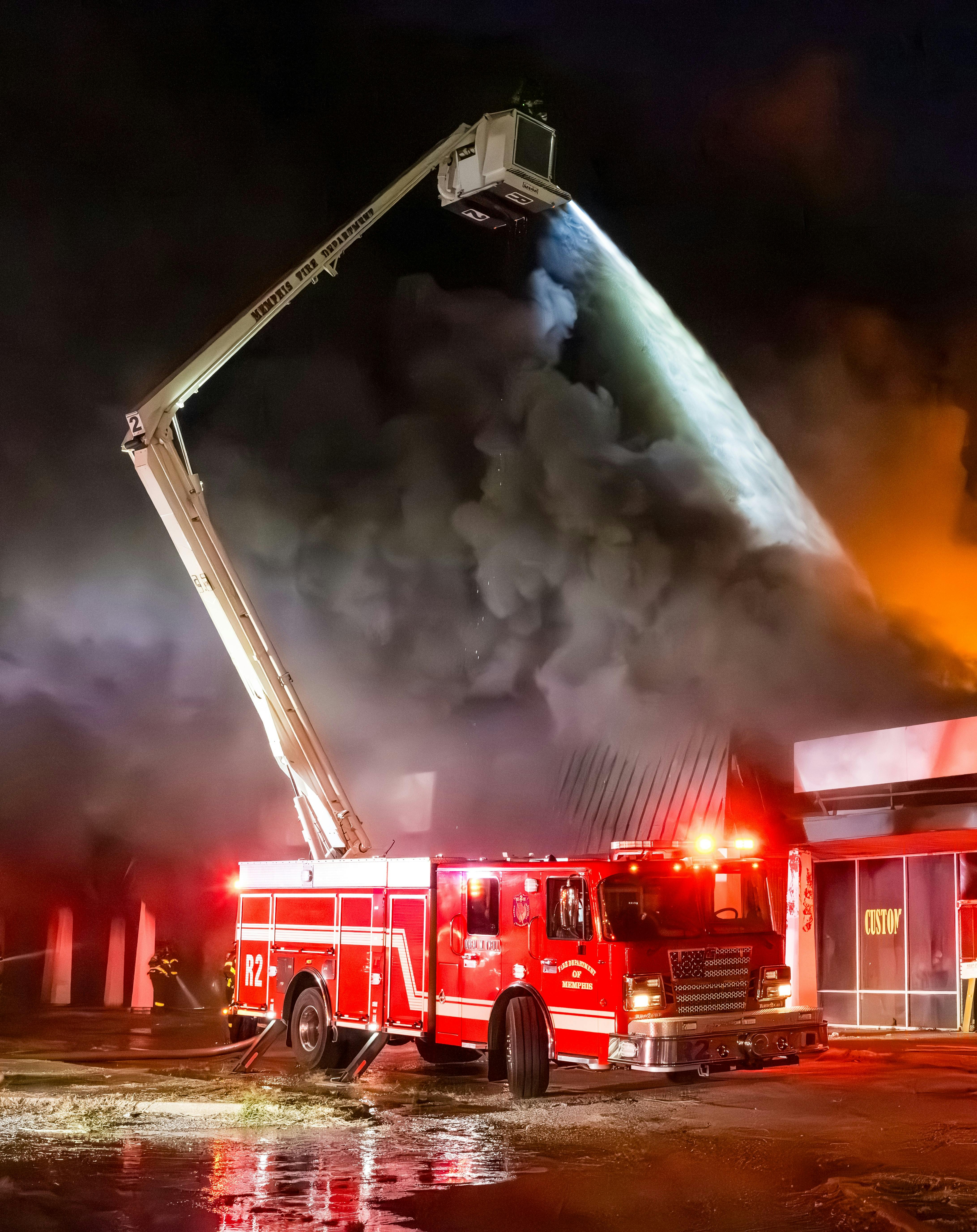 Memphis, TN, Fire Department: Vacant strip mall fire