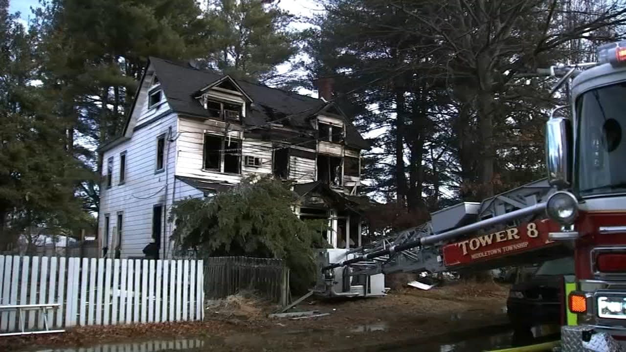 Officer rescues 8 people from burning home in Bucks Co