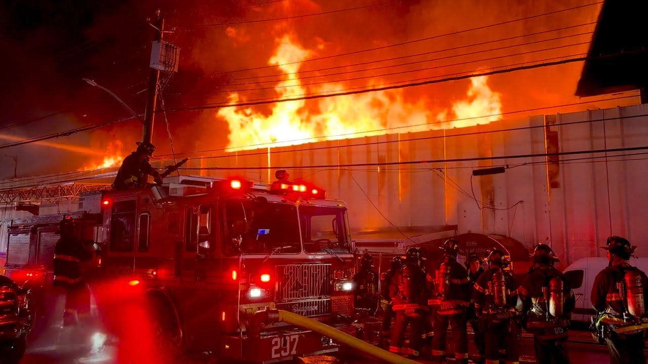 🌟 MAJOR FIRE 🌟 FDNY Queens 5th Alarm Box 4553 Heavy Fire Throughout Large Lumber Warehouse