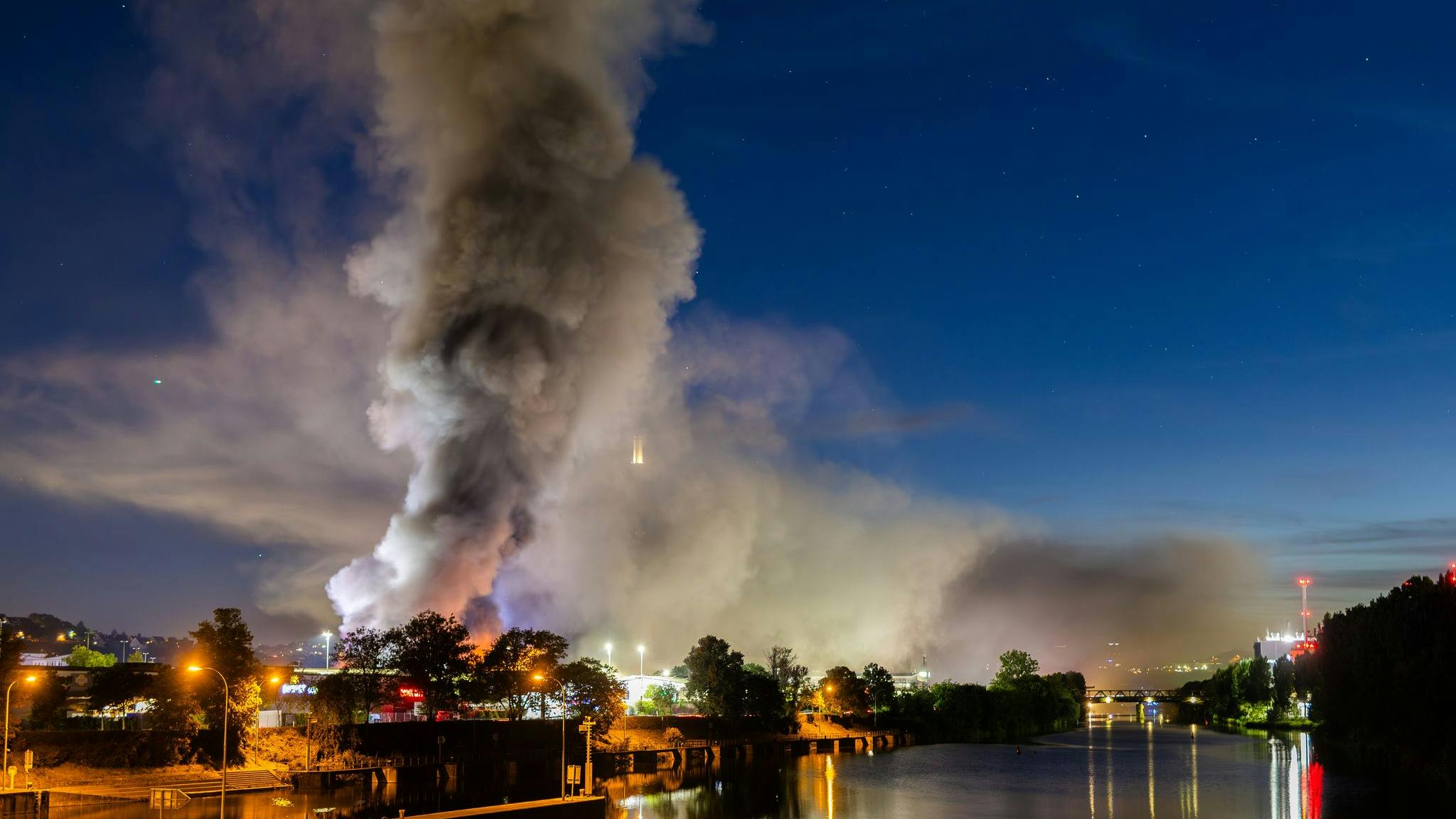 For 16 hours, German firefighters battled a fire at one of the country's largest wholesale markets. The fire destroyed and damaged several halls at the Stuttgart complex.