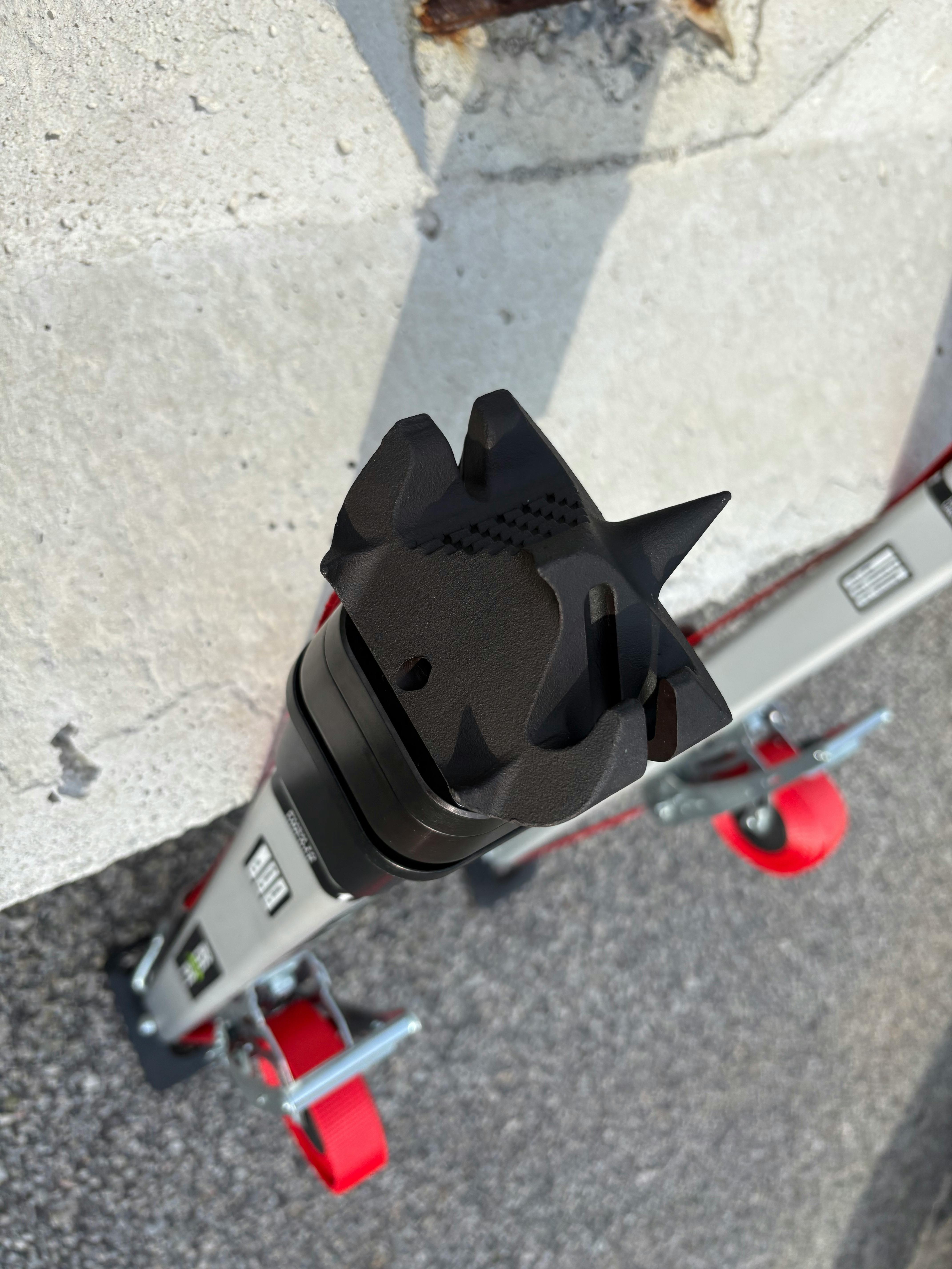 The strut head of the R.A.V.E Strut has four built-in options for placement against a vehilce. The head is lifted up and turned so that the desired surface faces the vehicle.