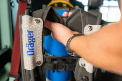 Dräger’s carrying system uses an adjustable backplate and a dual-axis waist belt to help the SCBA follow the firefighter’s movement.